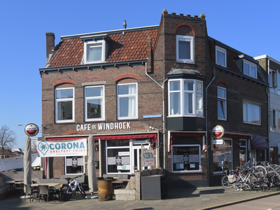 901563 Gezicht op de voor- en zijgevel van Café de Windhoek (Laan van Nieuw Guinea 39) te Utrecht, dat dienst doet als ...